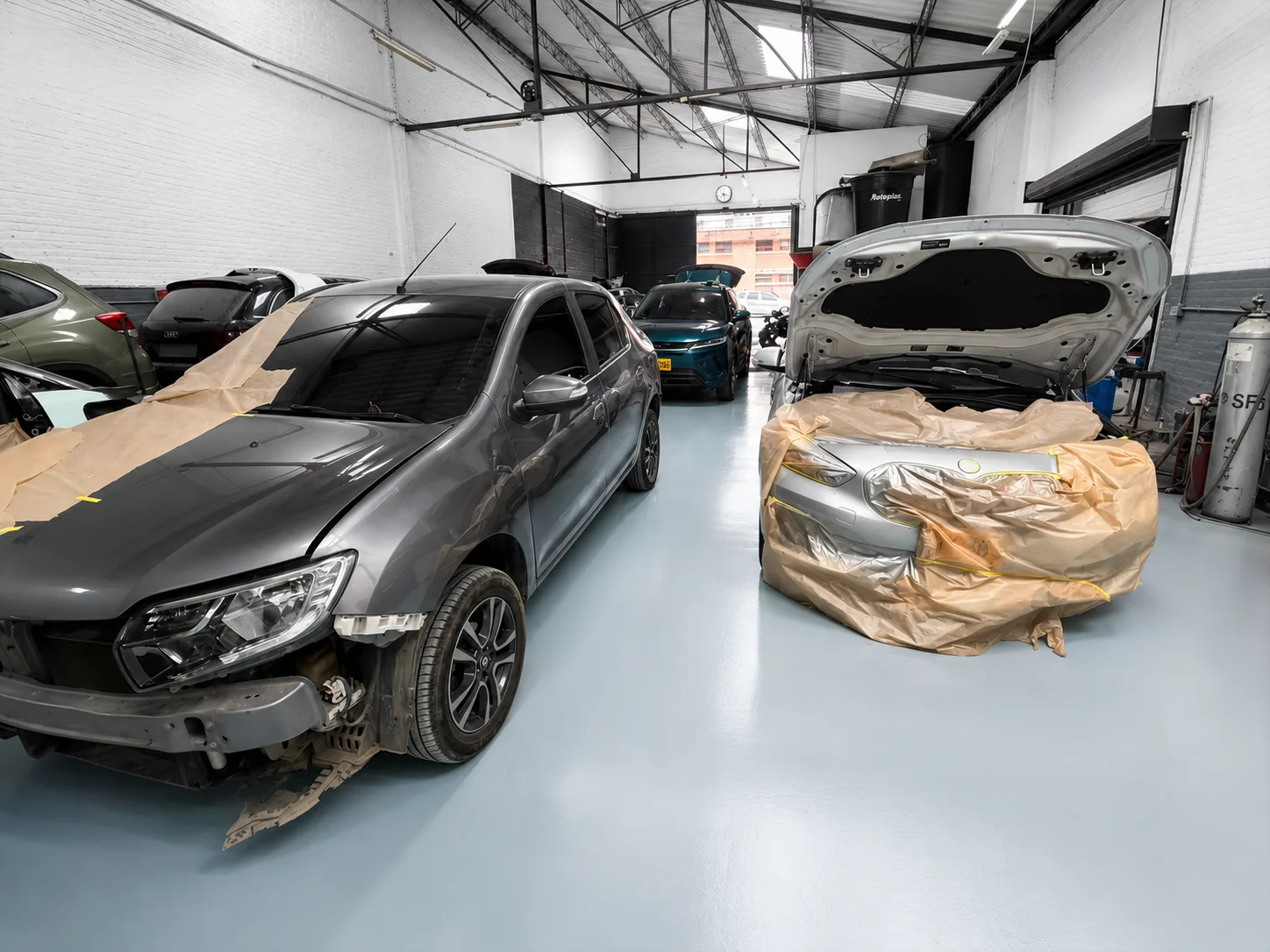 Área real de trabajo en el área real de latonería y pintura de Silver Cars.