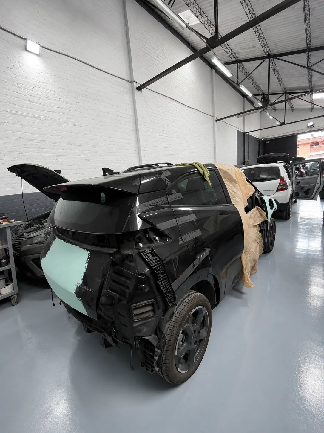 Trabajo de latonería sobre un panel de carrocería en el taller Silver Cars.