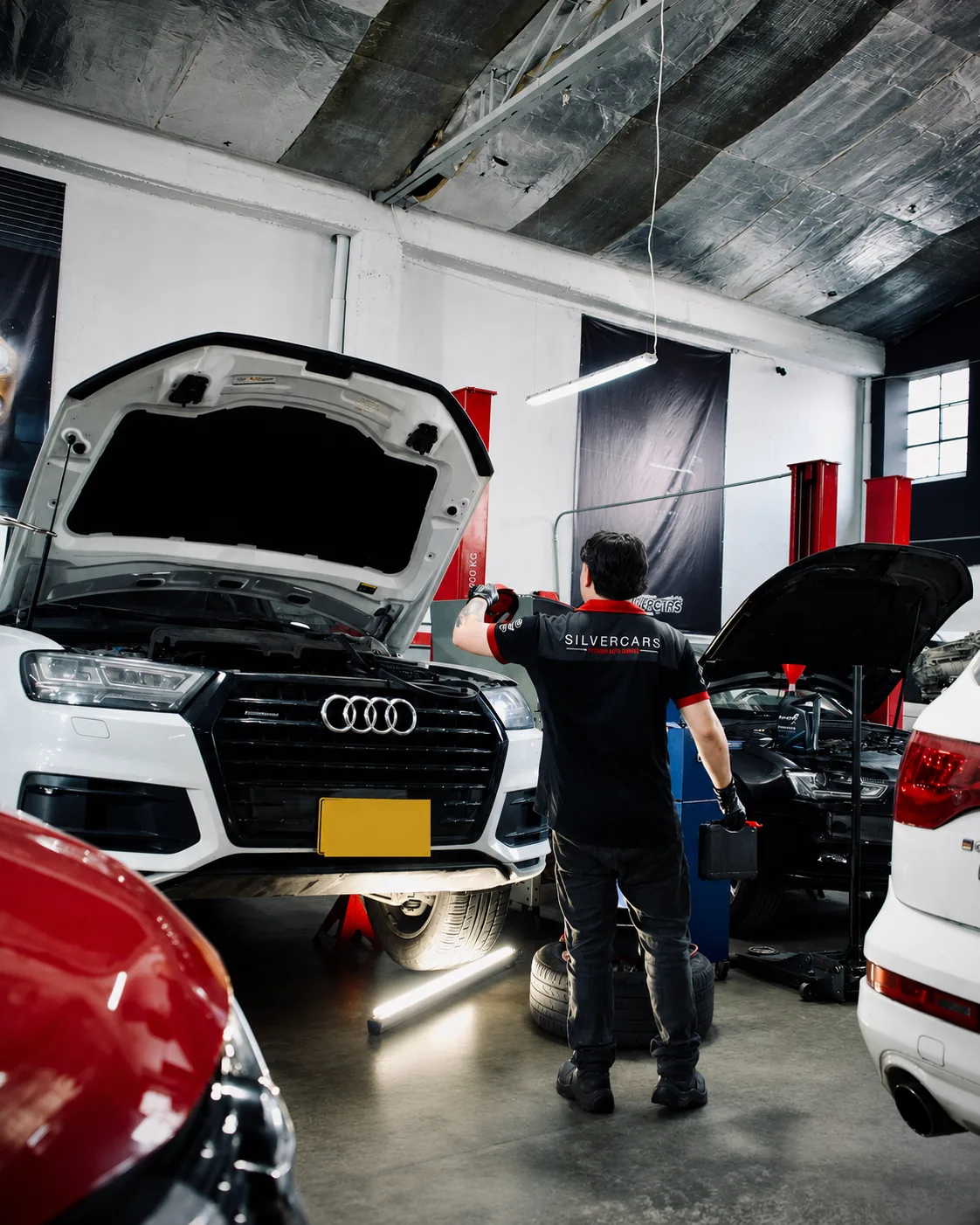 Audi sobre el elevador del taller Silver Cars durante una revisión completa en Medellín.