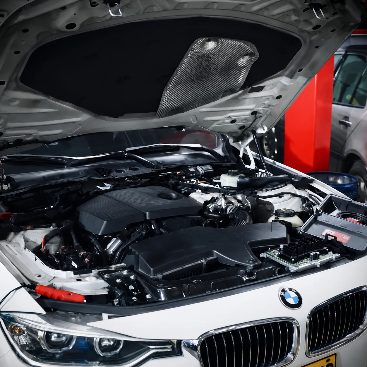Vano motor de un BMW abierto en el taller Silver Cars durante una intervención mecánica.